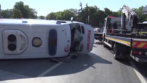 Kağıthane'de kontrolden çıkan ambulans devrildi