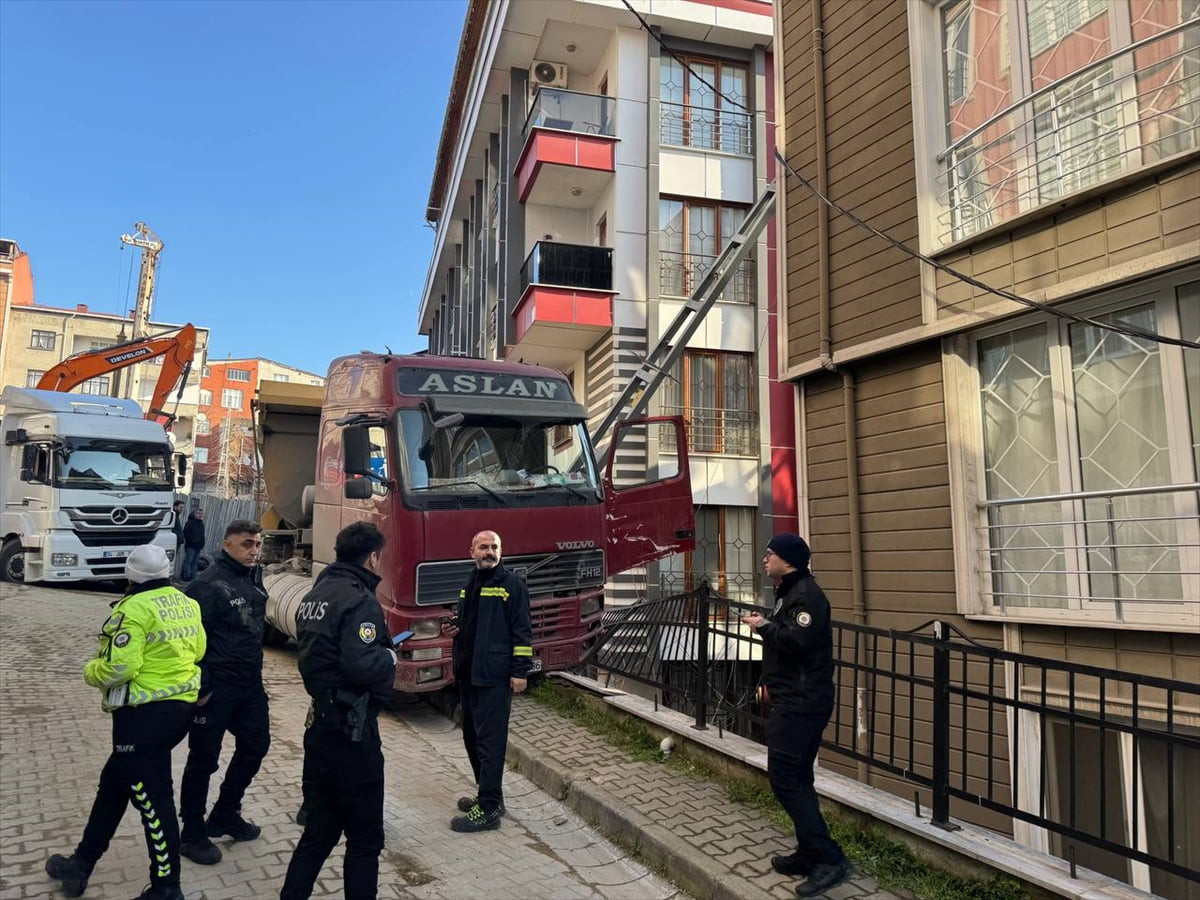 Kağıthane'de park halindeyken yokuşta kayıp aydınlatma direğine çarpan hafriyat kamyonunun...