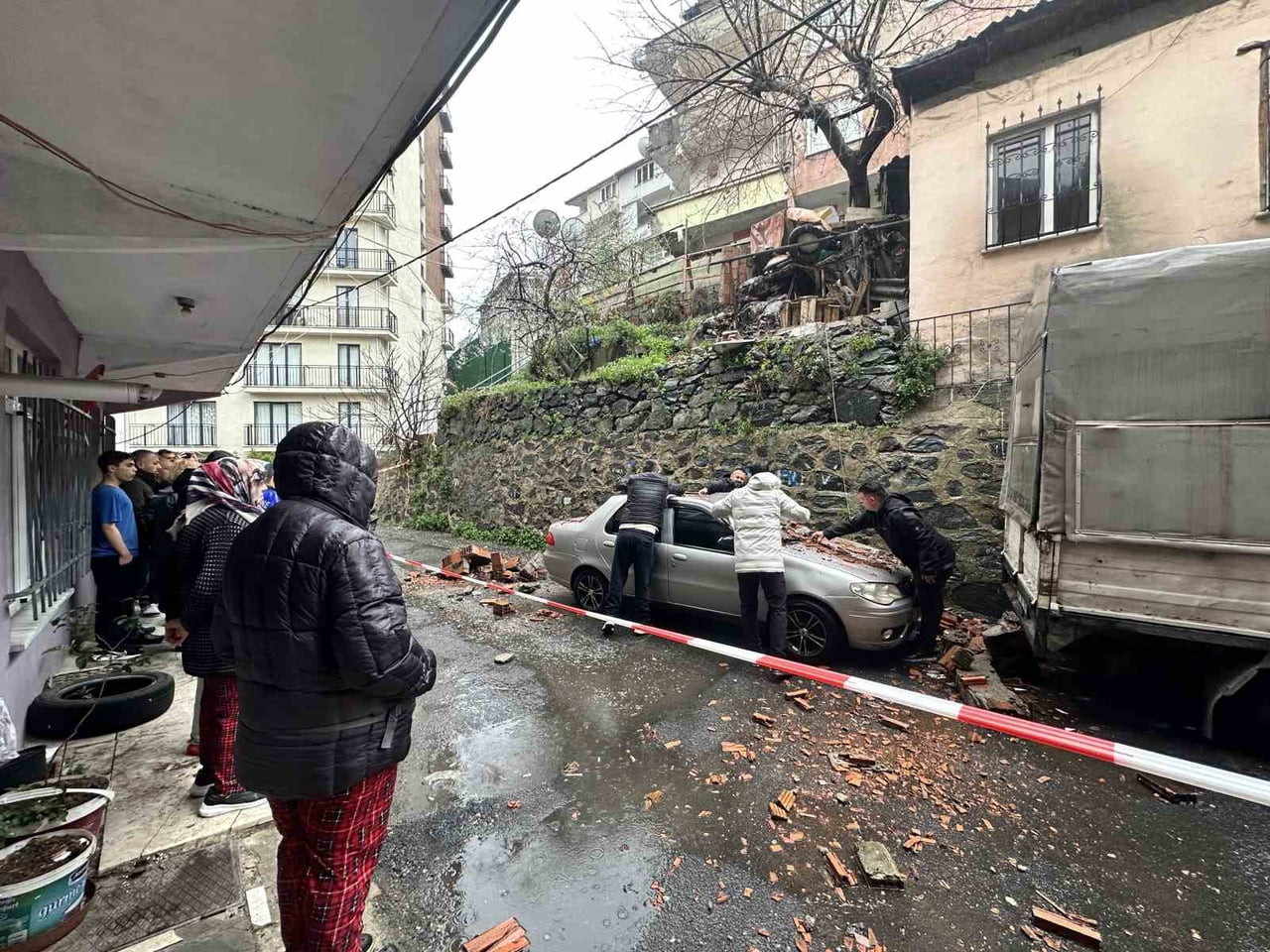 KAĞITHANE’DE BAHÇE DUVARI ARACIN ÜZERİNE DEVRİLDİ