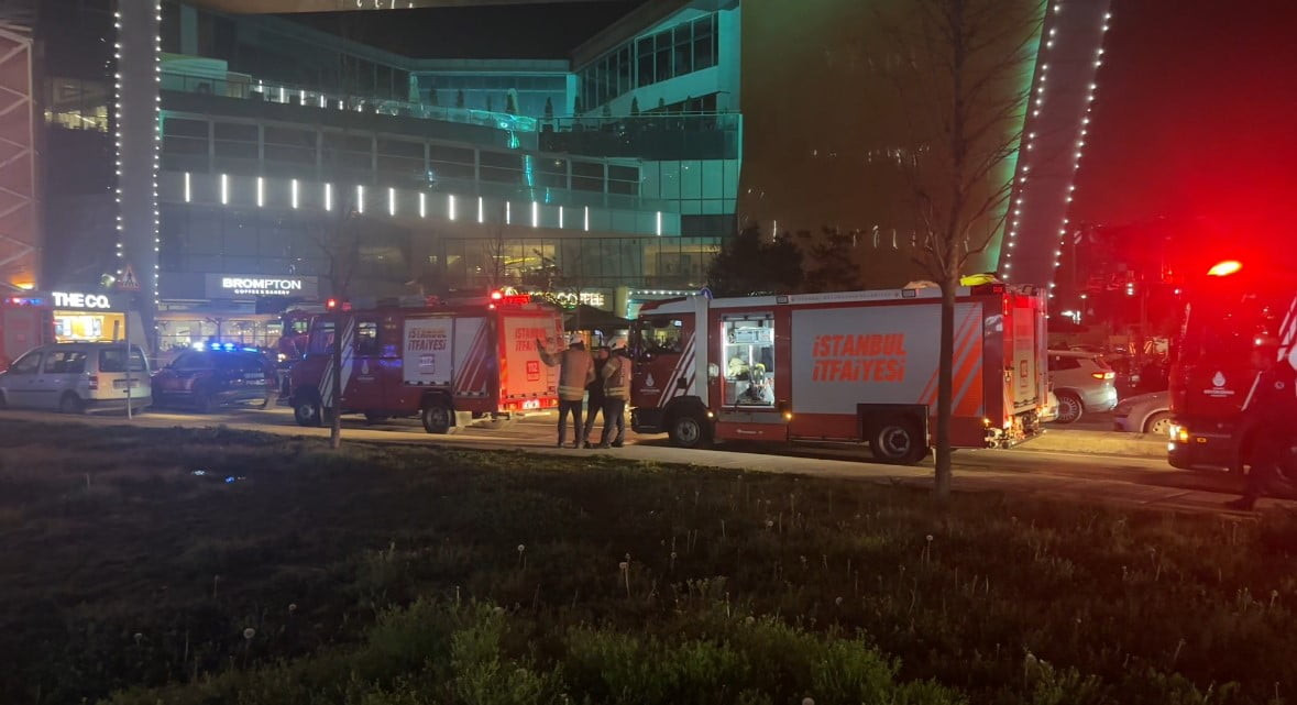 KAĞITHANE’DE, BİR ALIŞVERİŞ MERKEZİNDE BULUNAN MAĞAZADA YANGIN ÇIKTI. AVM'DEKİ ÇALIŞANLAR VE...