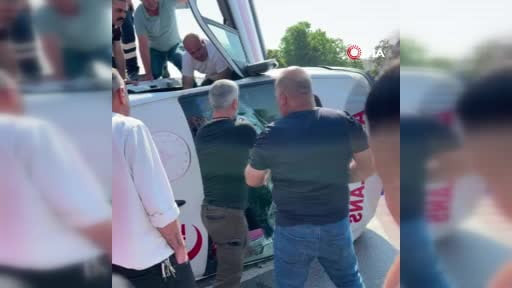 Kağıthane’de devrilen ambulanstaki yaralı ve görevliler cam kırılarak çıkarıldı