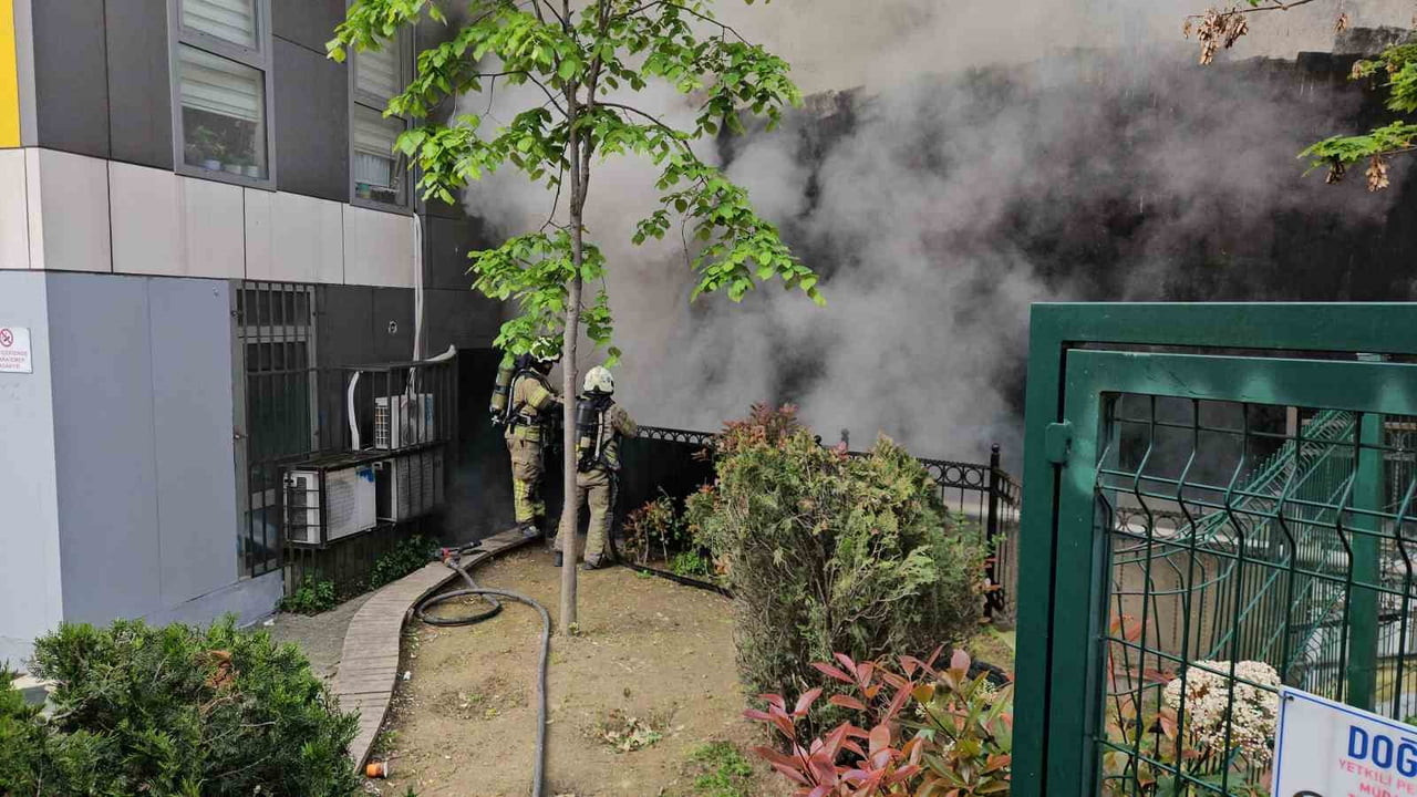 KAĞITHANE’DE METRUK BİNADA BAŞLAYAN YANGIN YANINDAKİ BİNAYA SİRAYET ETTİ: 1 YARALI