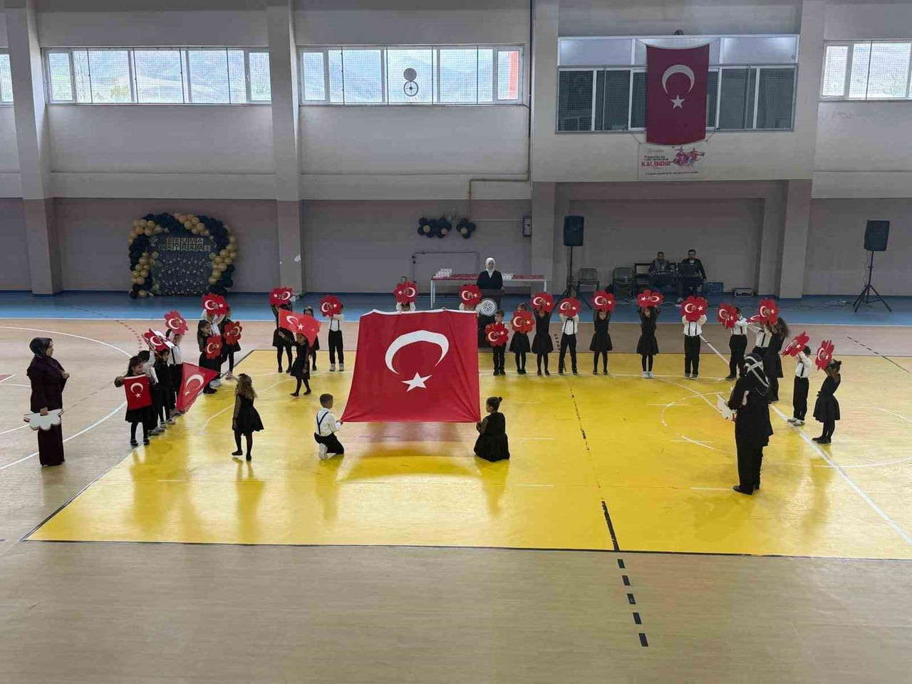 KAĞIZMAN’DA OKUMA BAYRAMI COŞKUSU: MİNİK ÖĞRENCİLERDEN MUHTEŞEM GÖSTERİ(KARS-İHA)