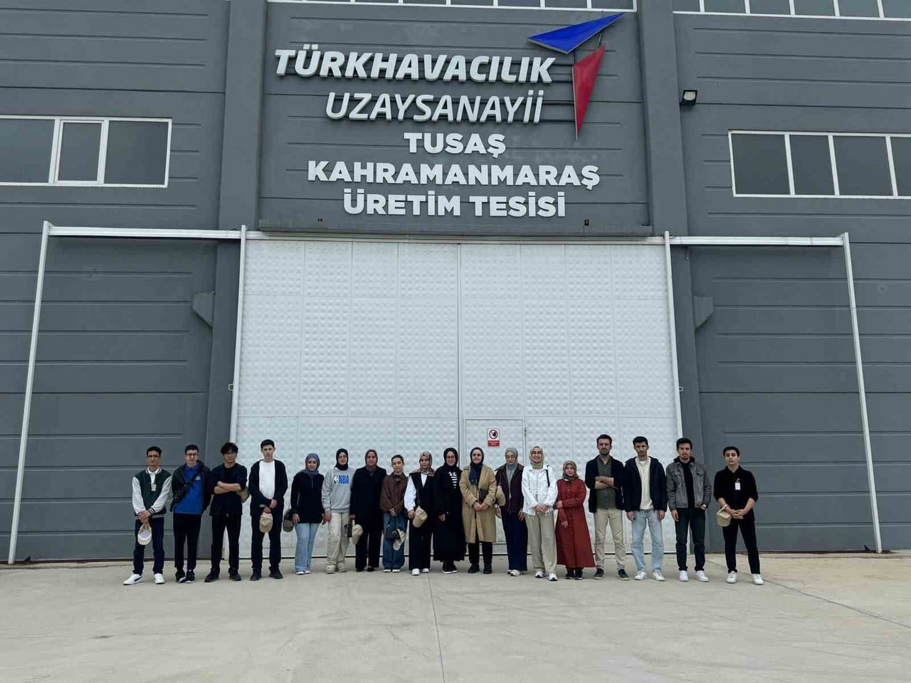 KAHRAMANMARAŞ 'TA GENÇLER, HAVACILIK VE SAVUNMA SANAYİSİNİN STRATEJİK ÜRETİM SÜREÇLERİNİ YERİNDE...