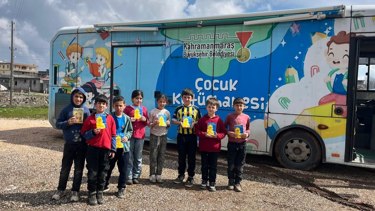 KAHRAMANMARAŞ BÜYÜKŞEHİR BELEDİYESİNİN ÖRNEK PROJELERİNDEN MOBİL ÇOCUK KÜTÜPHANESİ, MART AYINDA...