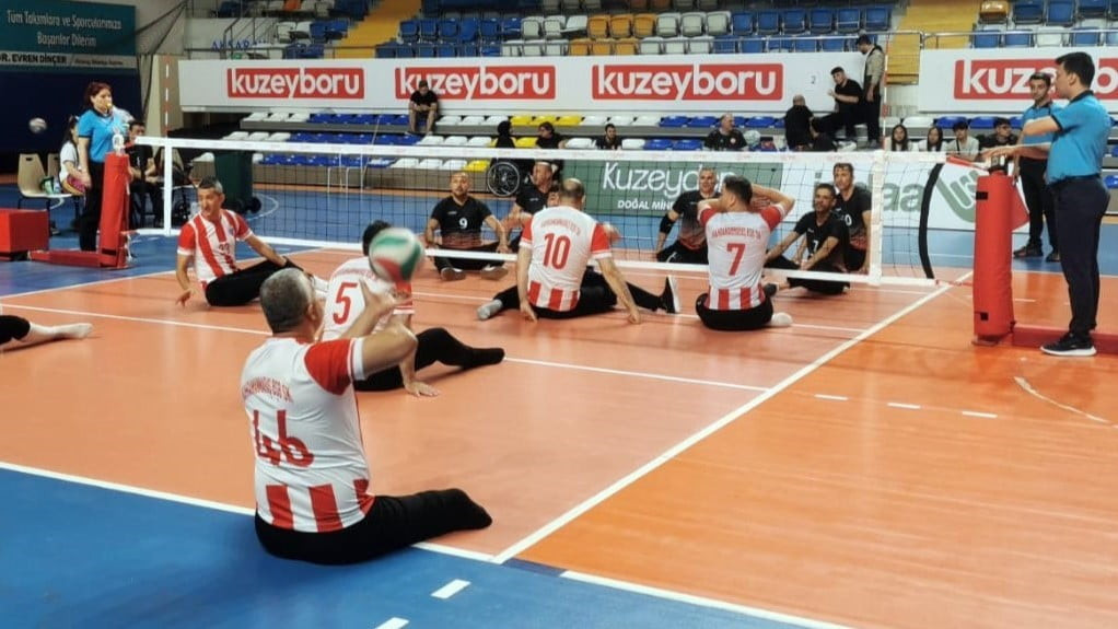 KAHRAMANMARAŞ BÜYÜKŞEHİR BELEDİYESİNİN OTURARAK VOLEYBOL TAKIMI, MÜCADELE ETTİĞİ SÜPER LİG A...