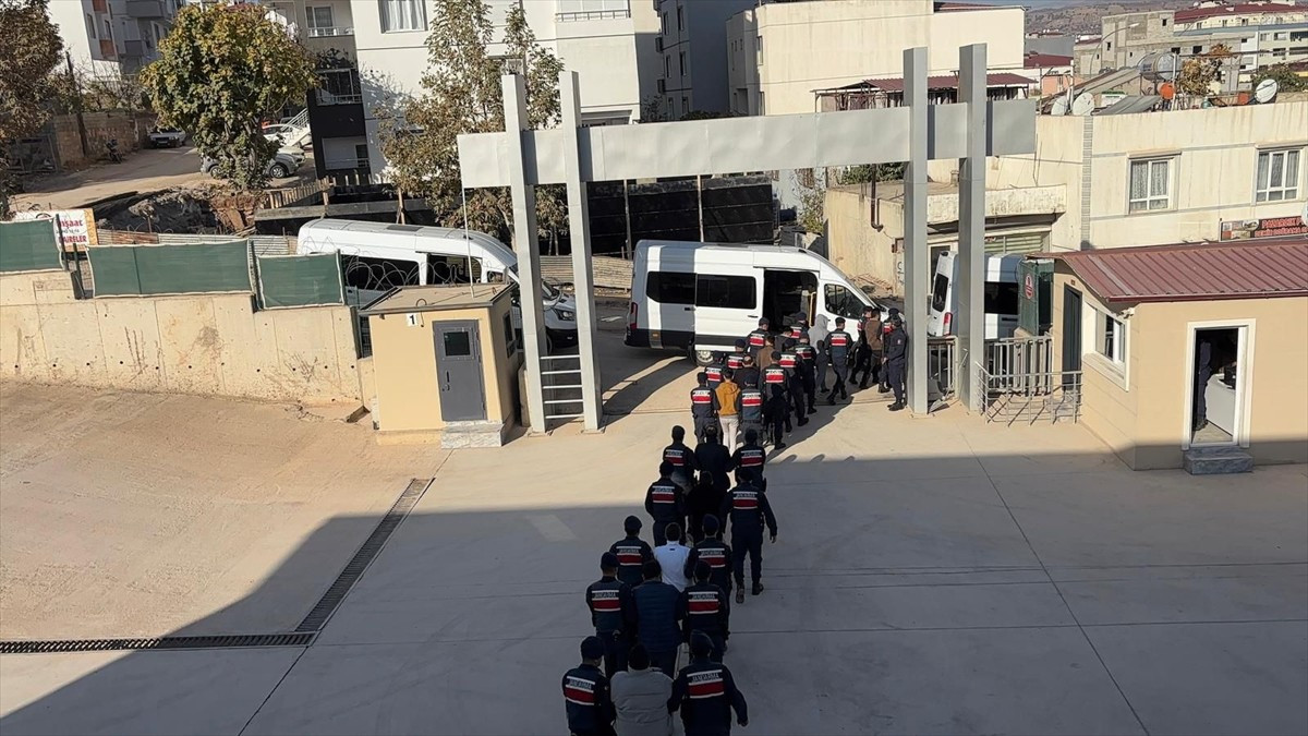 Kahramanmaraş merkezli 2 ilde gerçekleştirilen tefecilik operasyonunda gözaltına alınan 17 şüpheli...