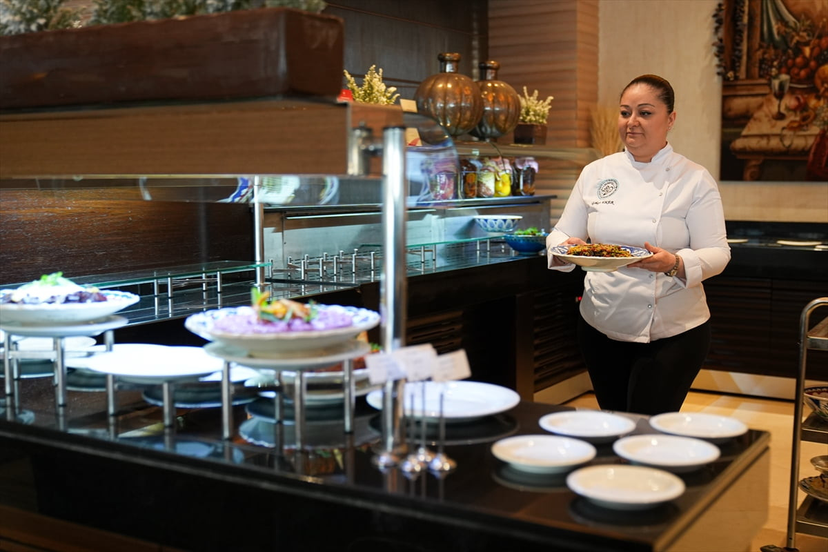 Kahramanmaraş merkezli 6 Şubat 2023'te meydana gelen depremlerden etkilenen Hatay'da iş yeri...