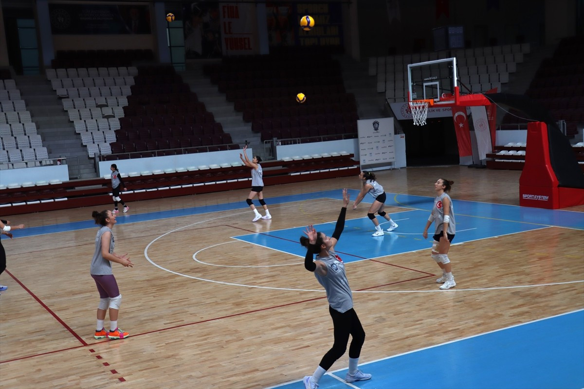 Kahramanmaraş merkezli 6 Şubat 2023'teki depremlerde 8 sporcusunu kaybeden arsaVev Hatayspor Kadın...