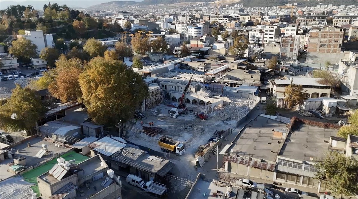 Kahramanmaraş merkezli 6 Şubat 2023'teki depremlerde bir kısmı yıkılan tarihi Tuz Hanı'nın yeniden...