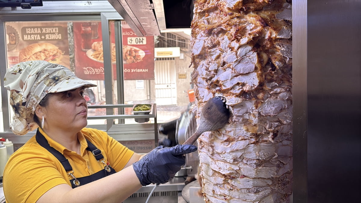 Kahramanmaraş merkezli 6 Şubat 2023'teki depremlerde Hatay'ın Defne ilçesindeki evlerinin...
