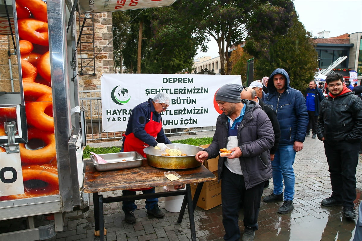 Kahramanmaraş merkezli 6 Şubat 2023'teki depremlerde hayatını kaybedenler için Uşak'ta anma...