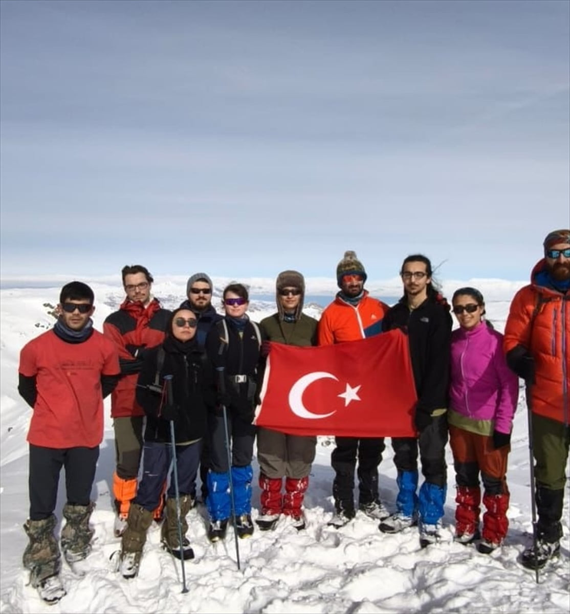 Kahramanmaraş merkezli 6 Şubat 2023'teki depremlerde hayatını kaybedenler Van'da anıldı. Van...