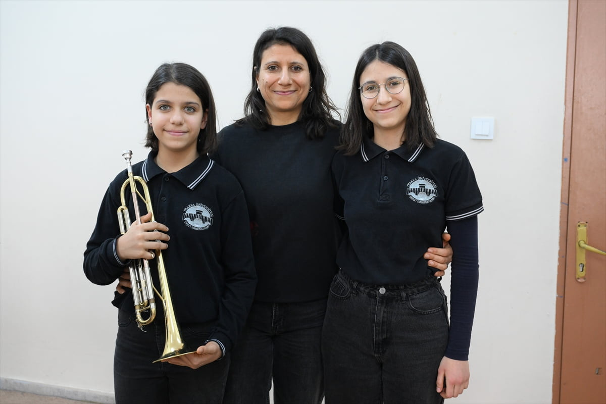 Kahramanmaraş merkezli 6 Şubat 2023'teki depremlerin ardından aileleriyle birlikte memleketleri...