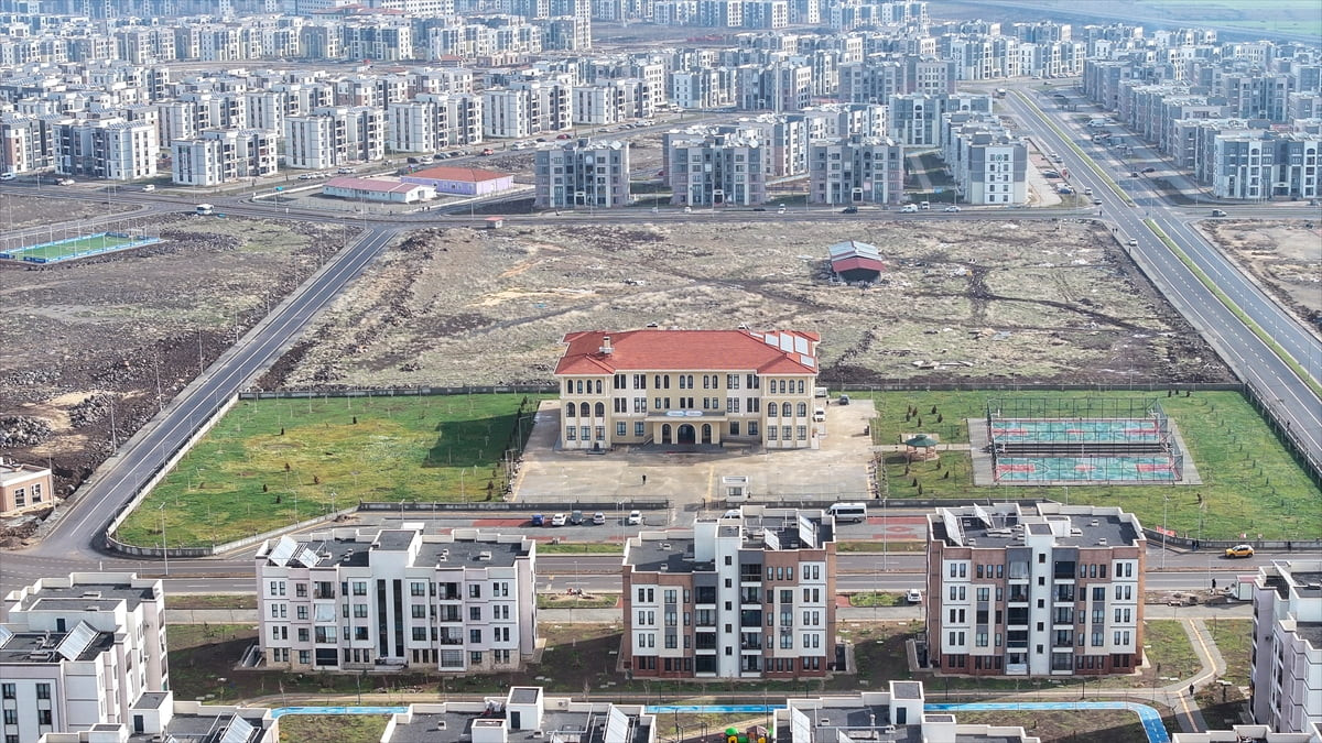 Kahramanmaraş merkezli 6 Şubat 2023'teki depremlerin etkilediği Diyarbakır'da, eğitim...