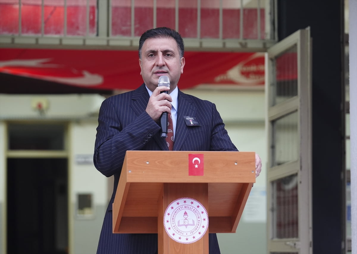 Kahramanmaraş merkezli 6 Şubat depremlerinin 3. yılı dolayısıyla okullarda ilk derse başlamadan...