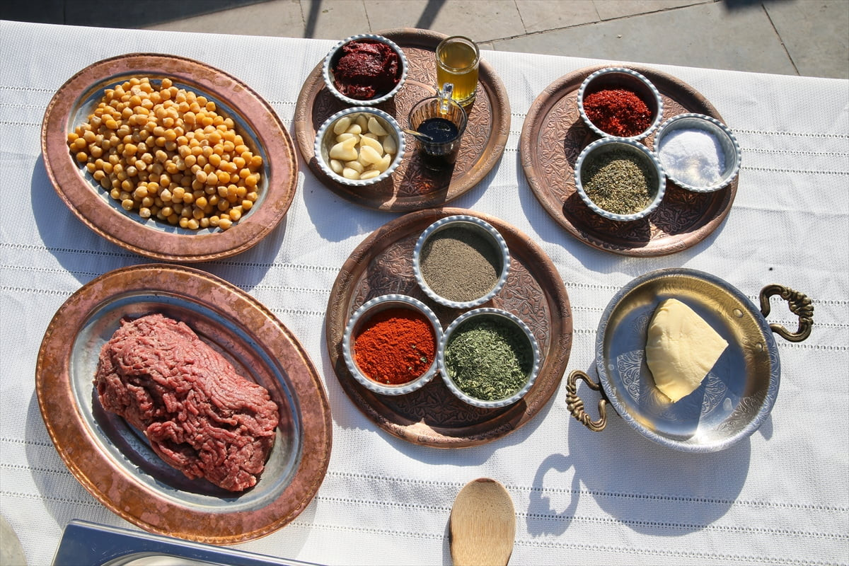 Kahramanmaraş mutfağının lezzetlerinden ekşili aya sulusu, yörede uzun yıllardır tüketiliyor....