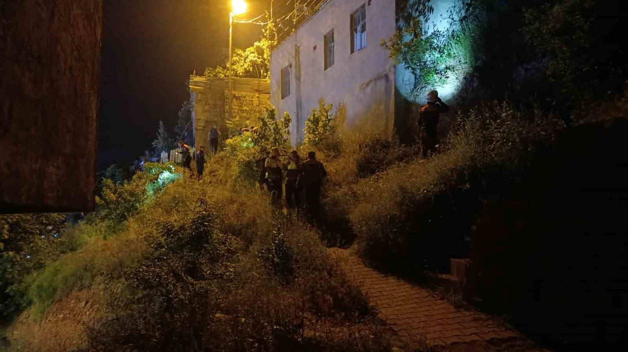 KAHRAMANMARAŞ  POMPALI TÜFEKLE ATEŞ AÇARAK MAHALLEDE KORKU DOLU ANLARIN YAŞANMASINA NEDEN OLDU.