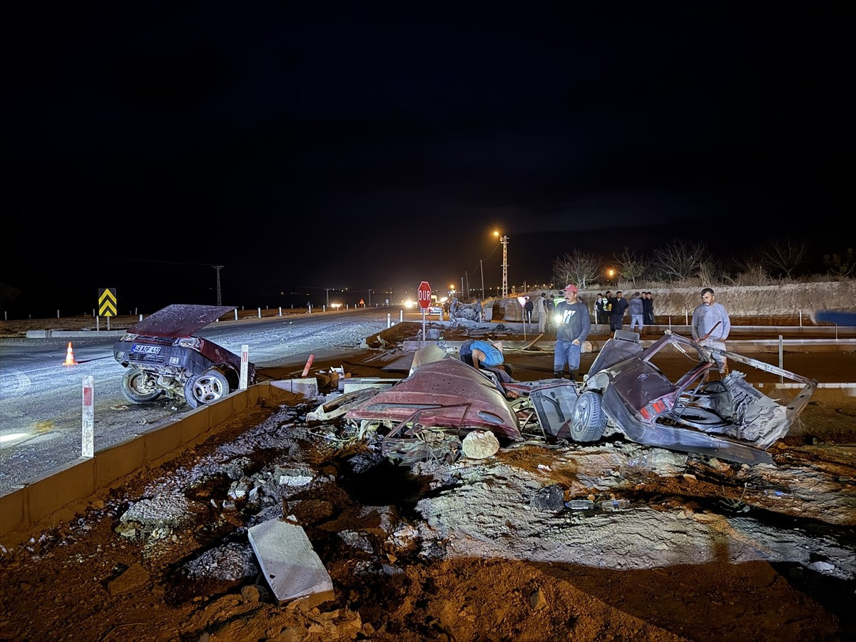 Kahramanmaraş'ın Afşin ilçesinde, iki otomobilin çarpışması sonucu 3 kişi yaralandı.