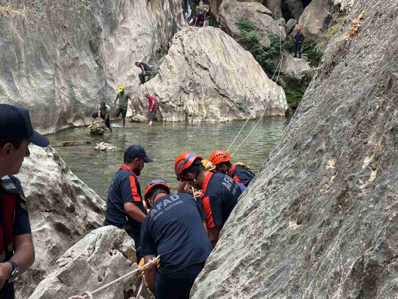 KAHRAMANMARAŞ'IN DÖNGEL MAĞARASI'NDAKİ KAYALIKLARDAN DÜŞEREK YARALANAN VE MAHSUR KALAN ÇOCUK...