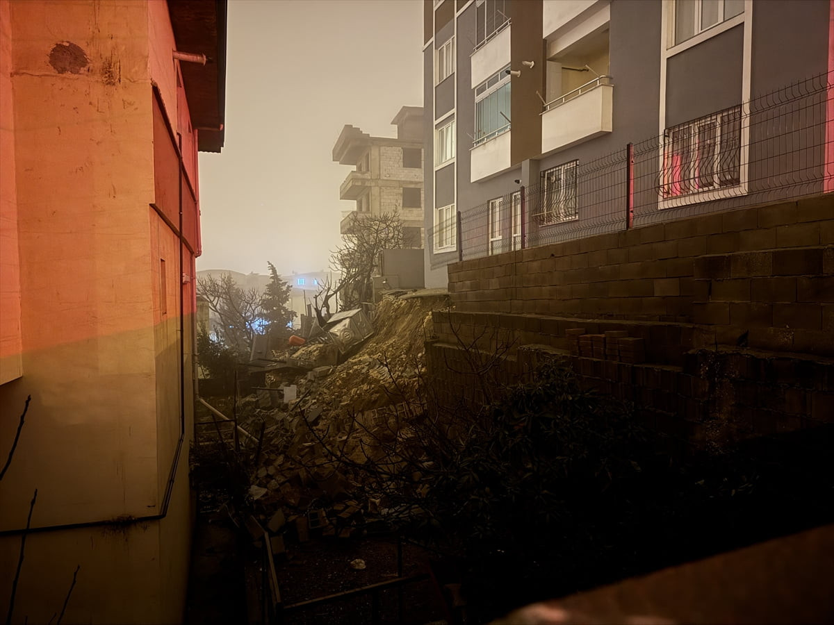 Kahramanmaraş'ın Dulkadiroğlu ilçesinde 4 katlı binanın istinat duvarı çöktü.