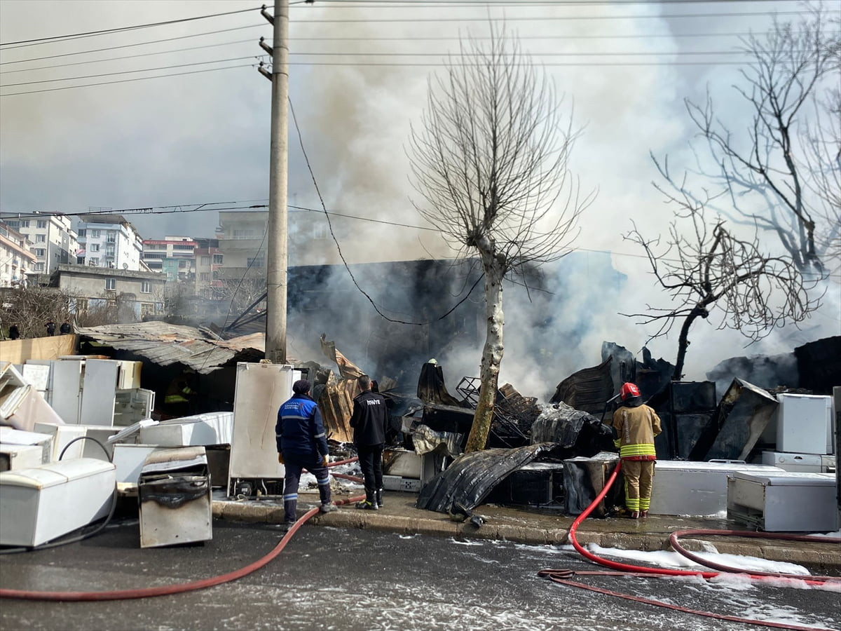 Kahramanmaraş'ın Dulkadiroğlu ilçesinde bir iş yerinin deposunda çıkan yangın...