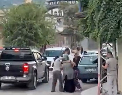 KAHRAMANMARAŞ'IN DULKADİROĞLU İLÇESİNDE KADINLAR ARASINDA ÇIKAN VE SOPALARIN KULLANILDIĞI KAVGADA...