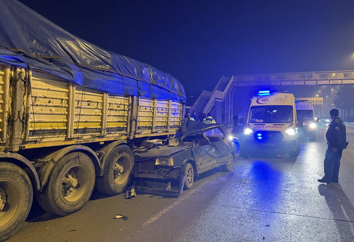 Kahramanmaraş'ın Dulkadiroğlu İlçesinde park halindeki tıra arkadan çarpan otomobildeki 3 kişi...
