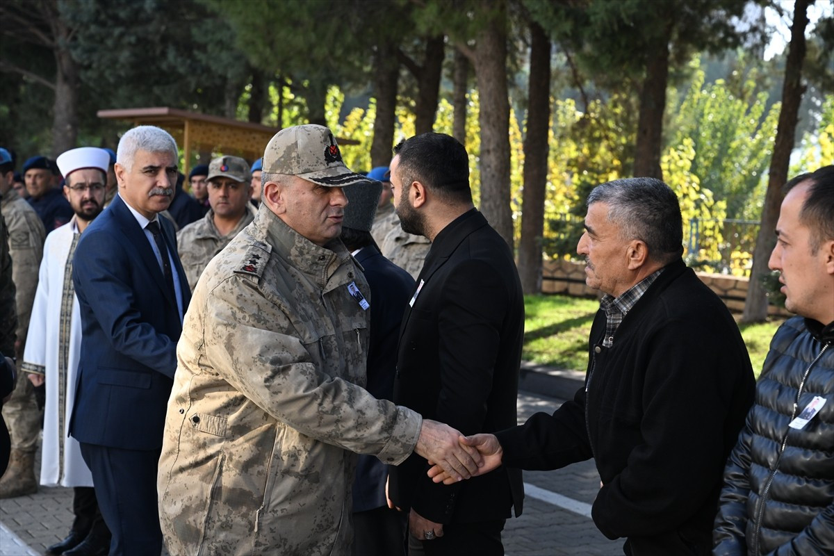 Kahramanmaraş'ın Elbistan ilçesinde trafik kazasında yaşamını yitiren uzman çavuş ile eşinin...