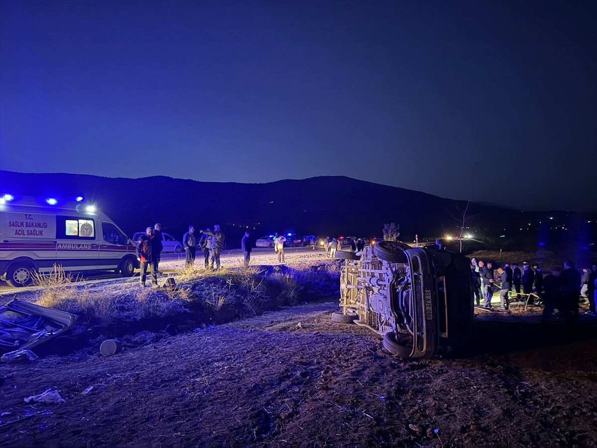 Kahramanmaraş'ın Göksun ilçesinde, inşaat işçilerini taşıyan minibüsün şarampole devrilmesi sonucu...