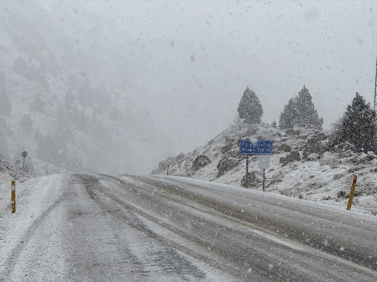 Kahramanmaraş'ın Göksun ilçesinde kar yağışı etkili oldu. Püren Geçidi'nde de yoğun kar yağışı...