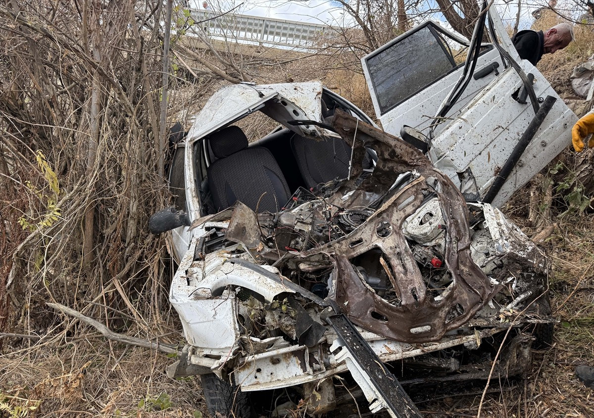 Kahramanmaraş'ın Göksun ilçesinde köprüden düşen otomobildeki anne ve oğlu yaralandı.