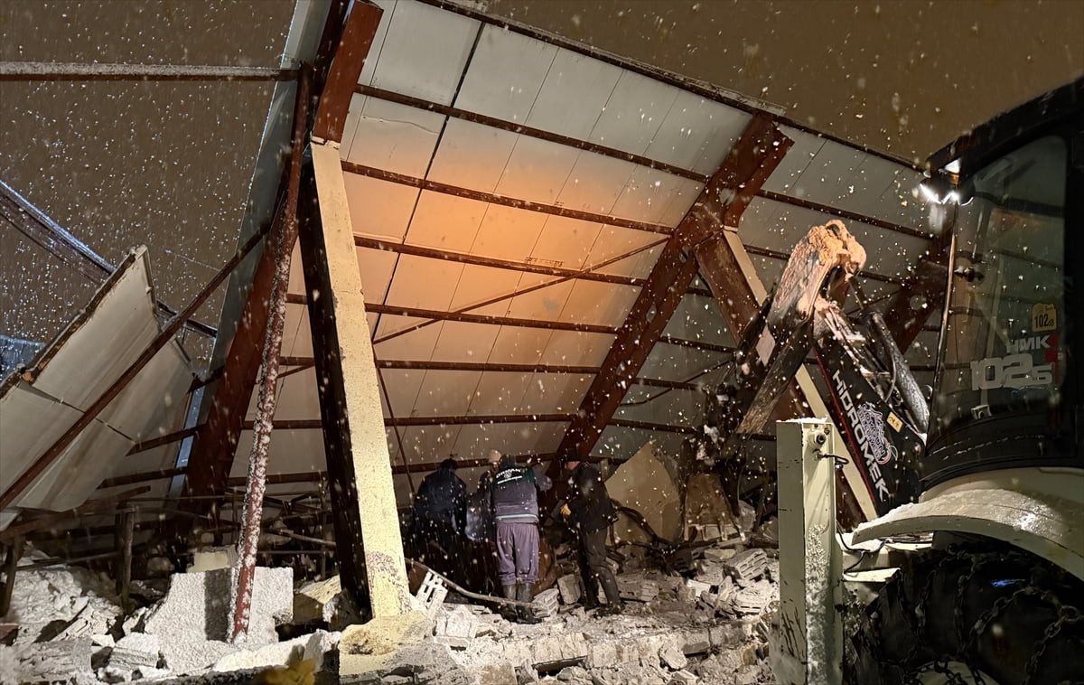 Kahramanmaraş'ın Göksun ilçesinde, yoğun kar yağışı nedeniyle besi ahırının çatısının çökmesi...