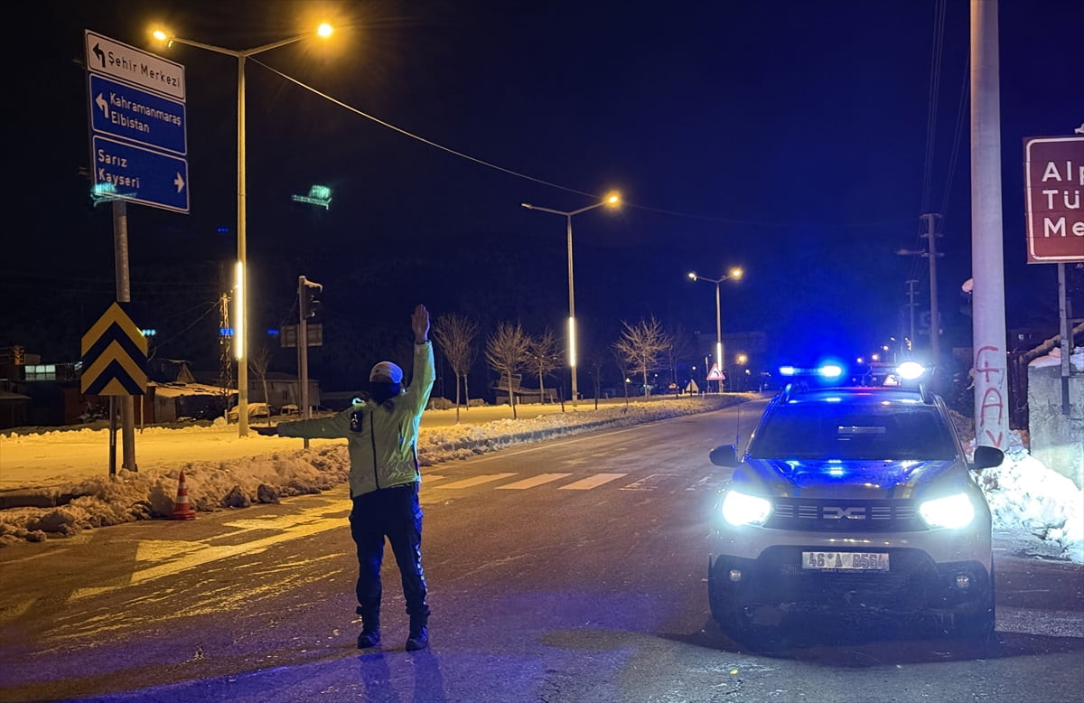 Kahramanmaraş'ın Göksun ve Çağlayancerit ilçelerinde dün gece saatlerinde başlayan kar yağışı ve...