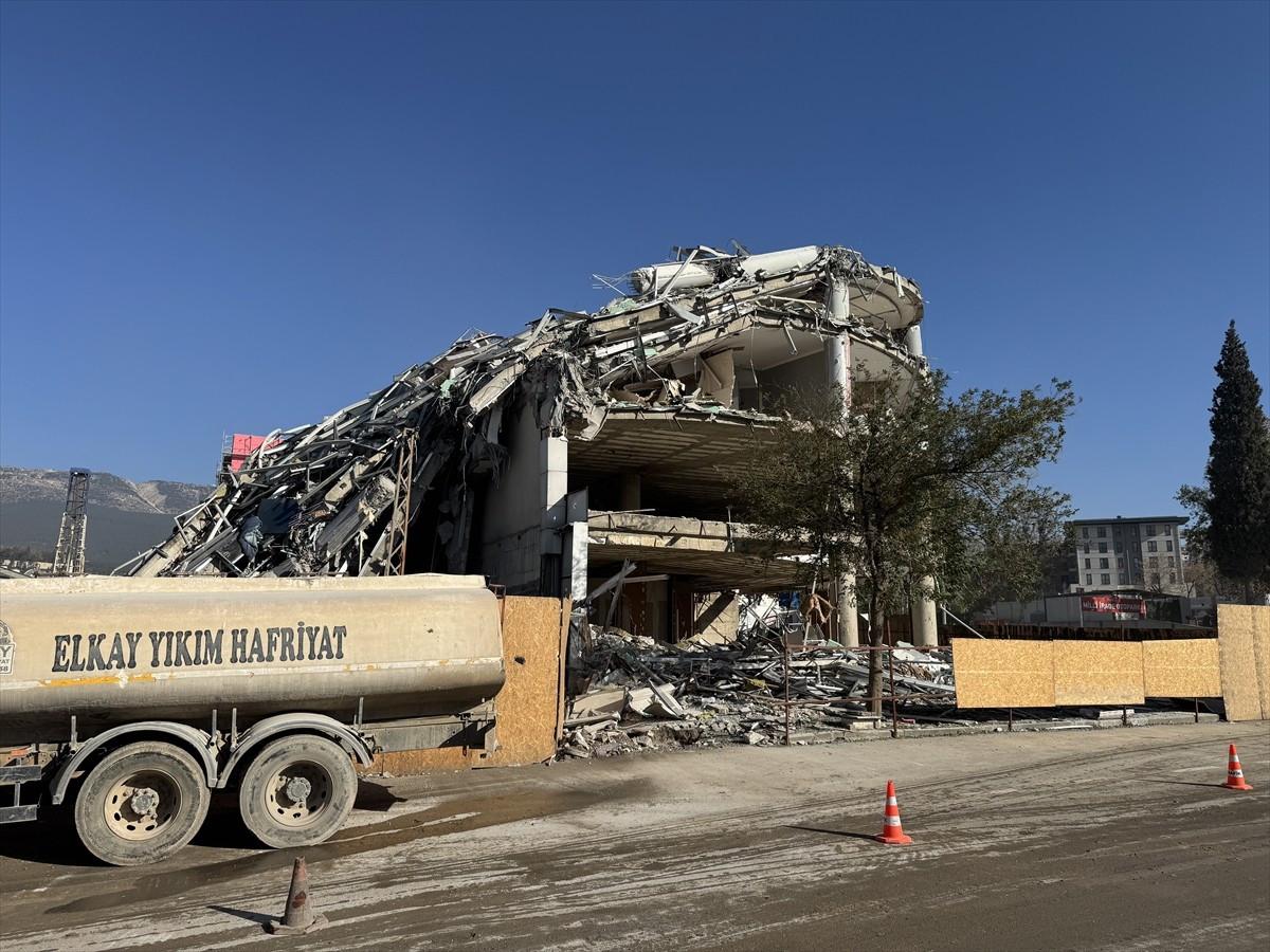Kahramanmaraş'ın Onikişubat ilçesinde, 6 Şubat 2023 depremlerinde hasar alan 10 katlı iş...