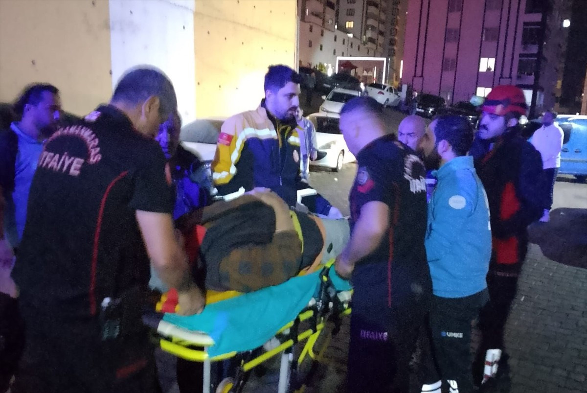 Kahramanmaraş'ın Onikişubat ilçesinde bir apartmandaki asansörün düşmesi sonucu 5 kişi yaralandı....