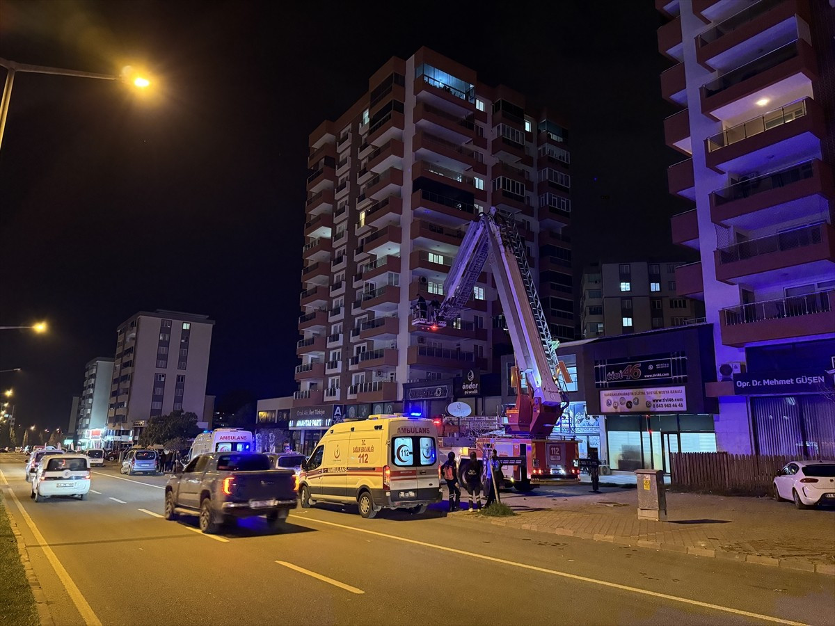 Kahramanmaraş'ın Onikişubat ilçesinde bir sitenin kapalı otoparkındaki araç yangınında binada...