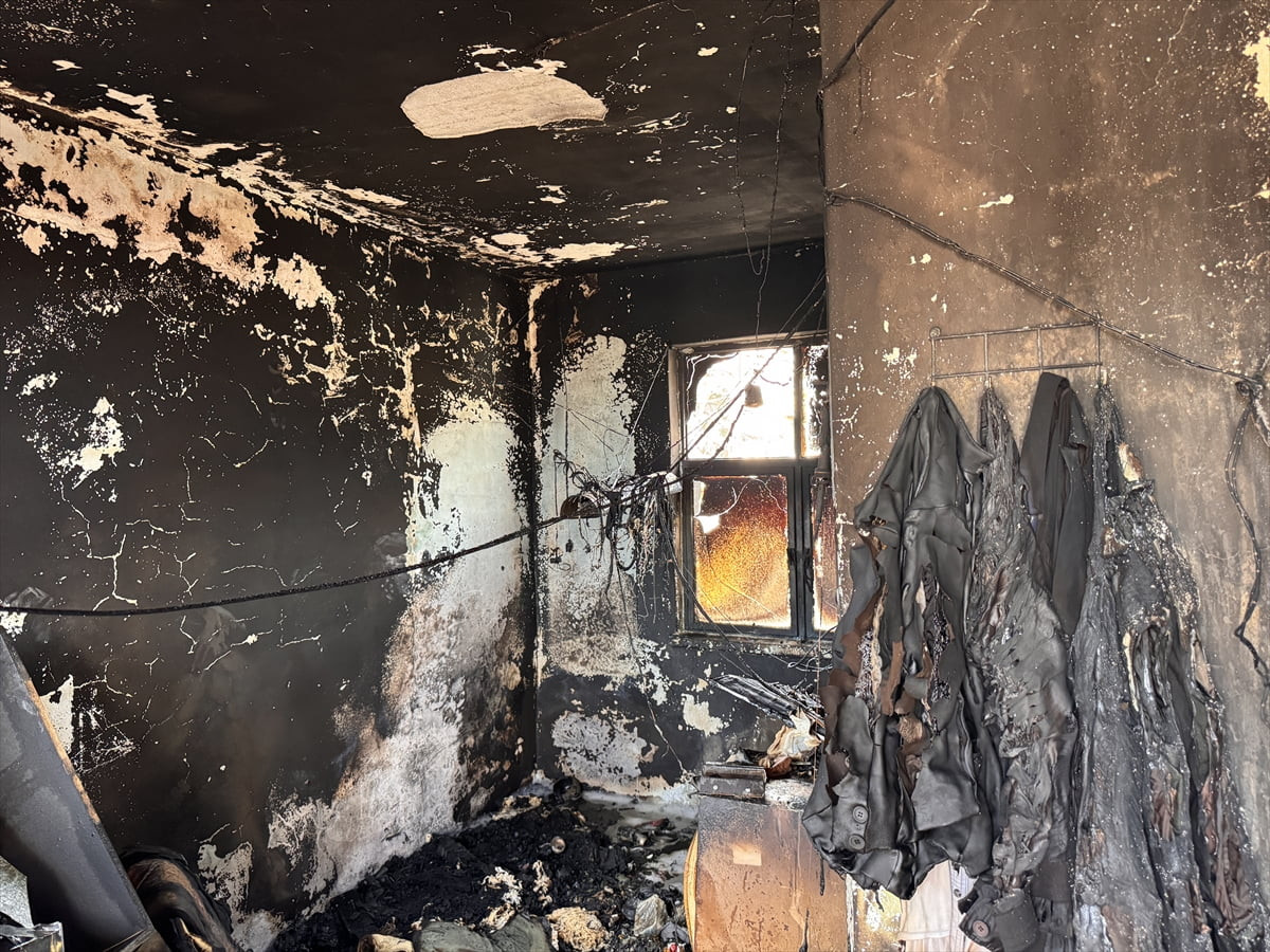 Kahramanmaraş'ın Onikişubat ilçesinde evde çıkan yangında 1 kişi yaşamını yitirdi.