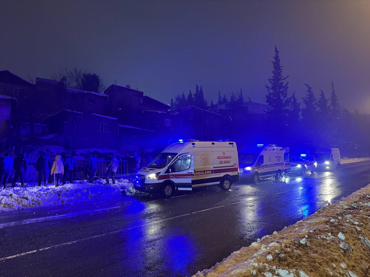 Kahramanmaraş'ın Onikişubat ilçesinde kontrolden çıkan otomobilin köprüden düşmesi sonucu 1'i ağır...