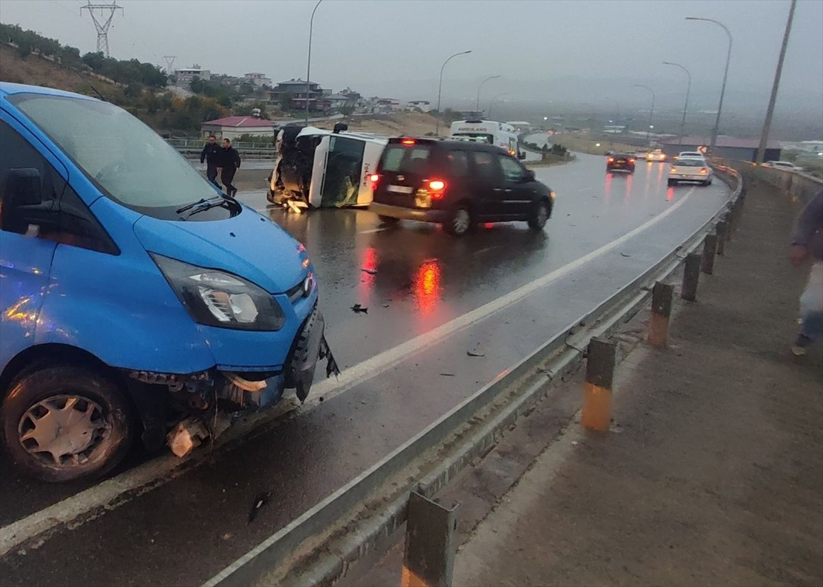Kahramanmaraş'ın Onikişubat ilçesinde meydana gelen zincirleme trafik kazasında 9 araç hasar...