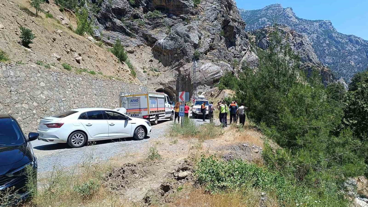 KAHRAMANMARAŞ'IN ONİKİŞUBAT İLÇESİNDE SERİNLEMEK AMACIYLA CEYHAN NEHRİ'NE GİREN 46 YAŞINDAKİ BİR...