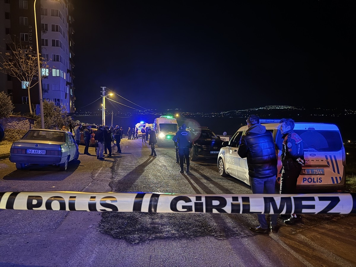 Kahramanmaraş'ın Onikişubat ilçesinde seyir halindeki araca düzenlenen silahlı saldırıda sürücü...