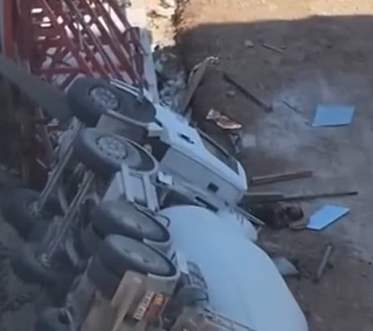 KAHRAMANMARAŞ'IN ONİKİŞUBAT İLÇESİNDE YOLDA MEYDANA GELEN ÇÖKME NEDENİYLE KONTROLDEN ÇIKAN BETON...