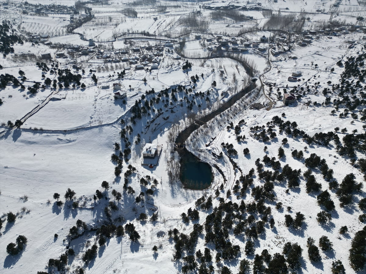Kahramanmaraş'ın Onikişubat ilçesindeki Yeşilgöz Gölü, kar yağışının ardından beyaz örtüyle...