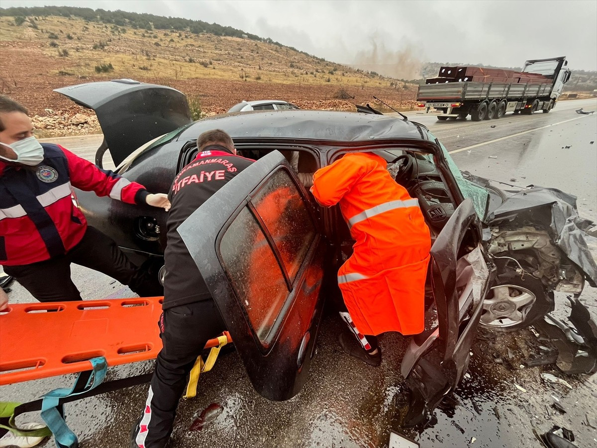 Kahramanmaraş'ın Pazarcık ilçesinde iki otomobilin çarpışması sonucu 1 kişi öldü, 2 kişi...