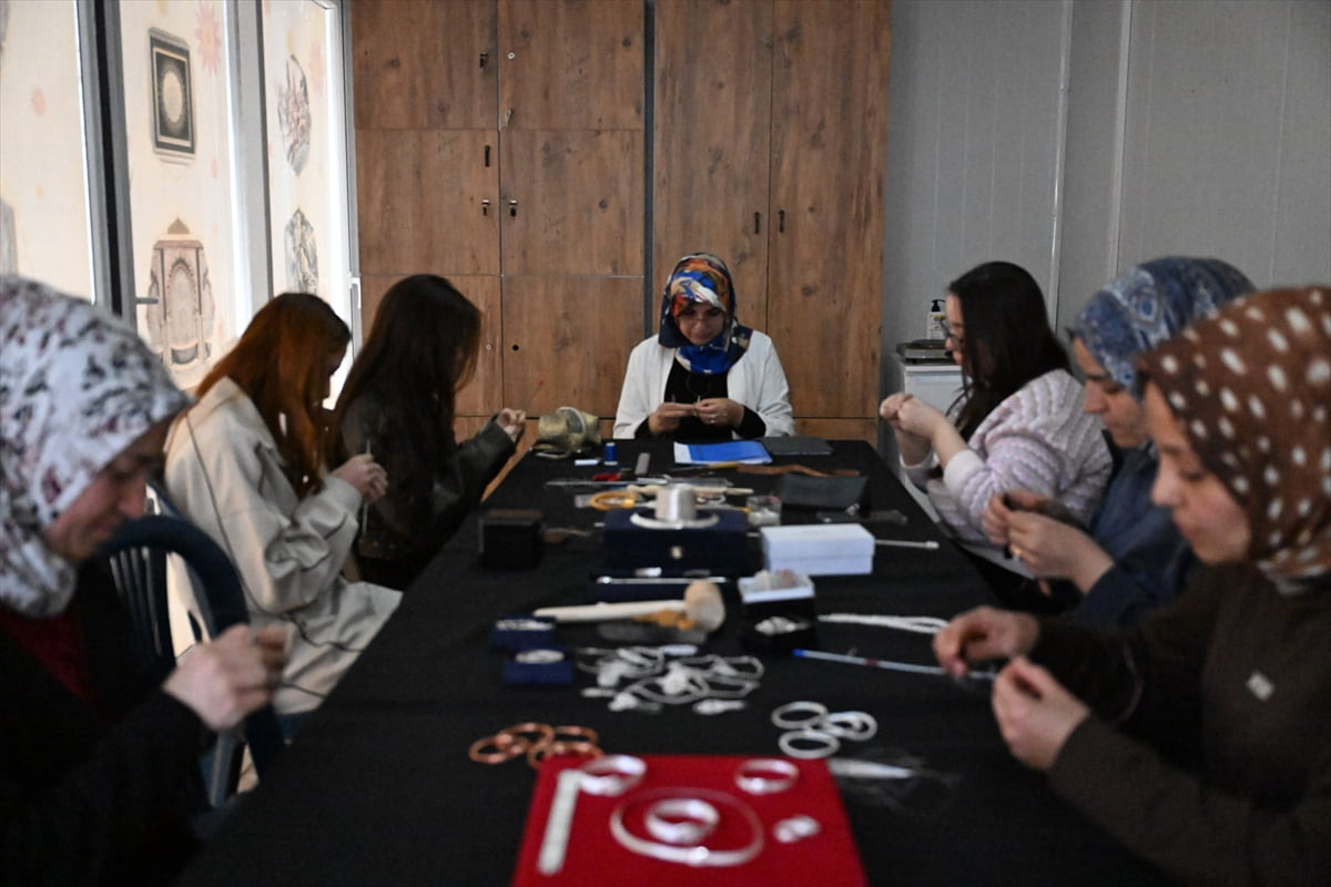 Kahramanmaraş'ın Türkoğlu ilçesinde, Aile Destek Merkezlerinde (ADEM) açılan kurslara katılan...