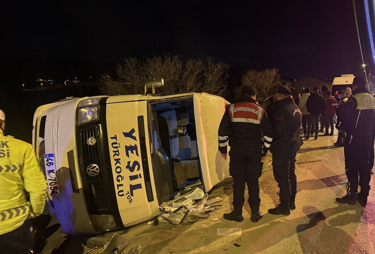 Kahramanmaraş'ın Türkoğlu ilçesinde devrilen minibüsteki 11 kişi yaralandı.