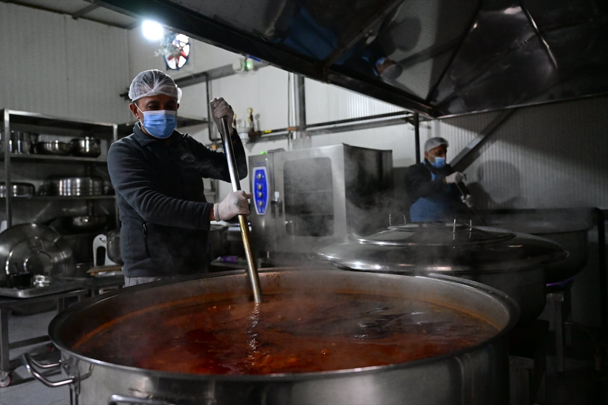 Kahramanmaraş'ta 33 yıl önce kurulan Saçaklızade Vakfı, ihtiyaç sahibi ailelere iftar öncesi sıcak...