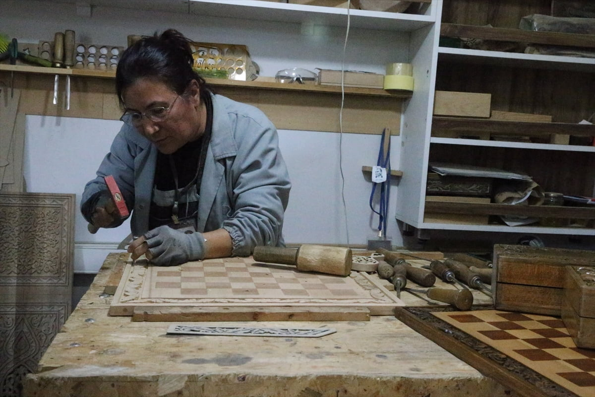 Kahramanmaraş'ta 6 Şubat 2023 depremlerinde hasar gören okul sıraları, Sıfır Atık Projesi...