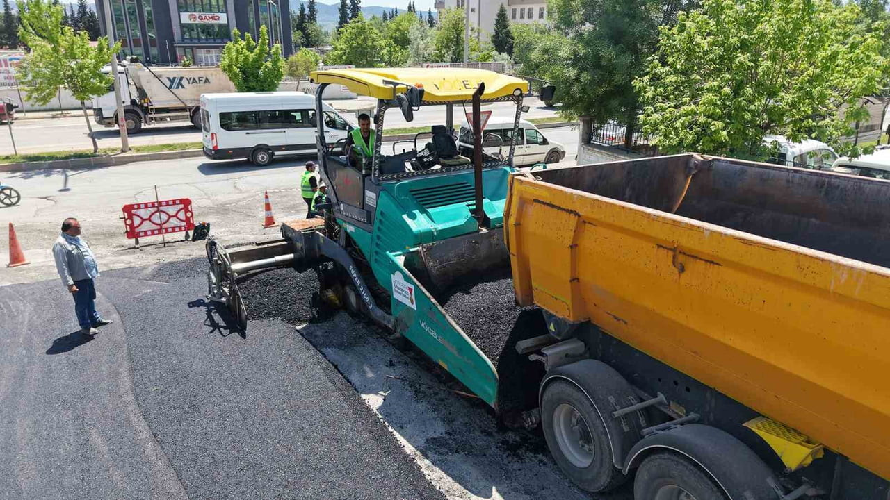 KAHRAMANMARAŞ'TA ALT YAPISI TAMAMLANAN YOLLARDA SICAK ASFALT SERİM ÇALIŞMALARINA BAŞLANDI